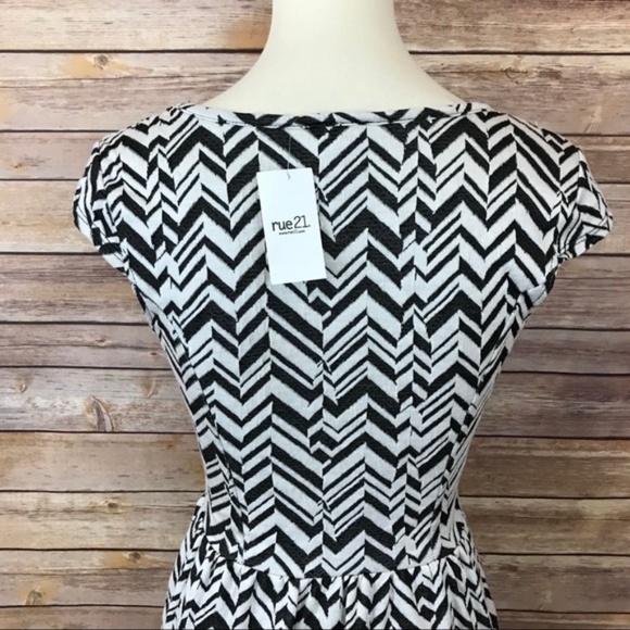 Rue21 Skater Mini Dress Chevron Print Size M NWT - Picture 5 of 7